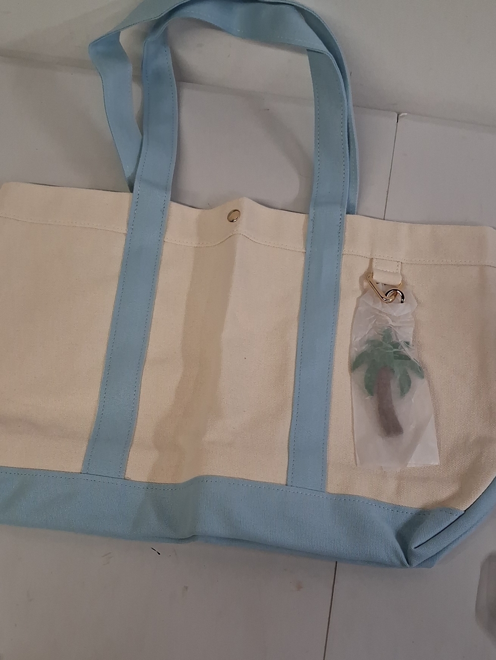 NWT Baublebar Canvas Tote Bag with Palm Tree Charm – Cream / Light Blue